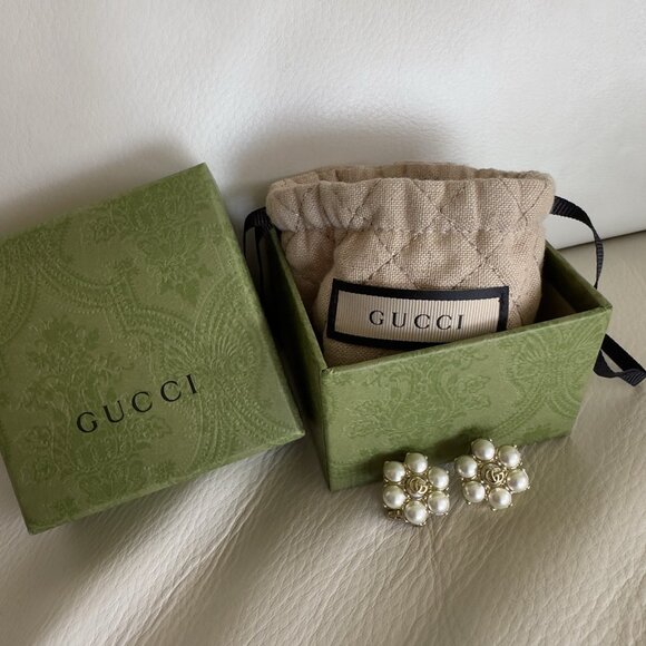 NEW GUCCI Pearl Earrings Interlocking Gold Clip On Type Logo Engraved 2cm x 2cm - Picture 10 of 10
